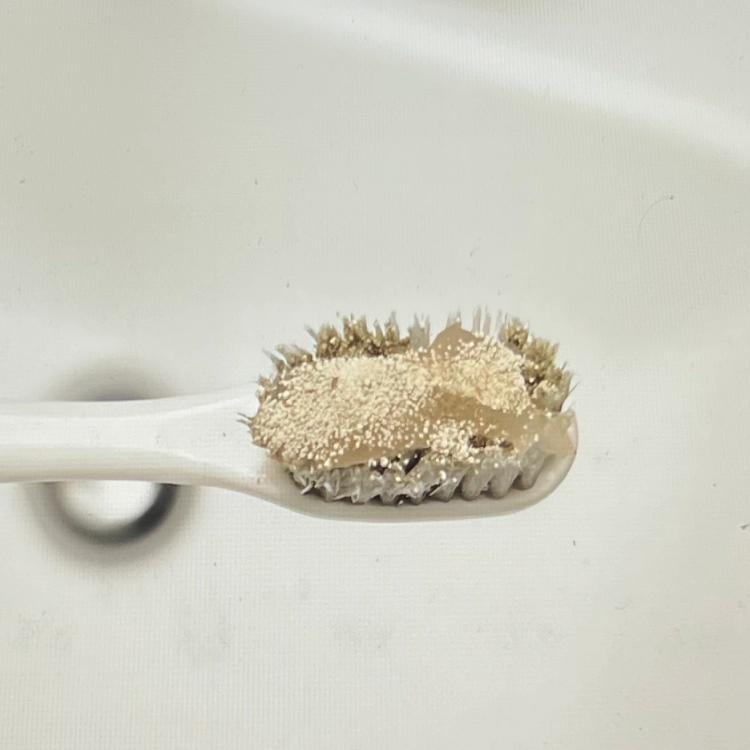 치탄플러스-분말-치약-위-뿌린-모습