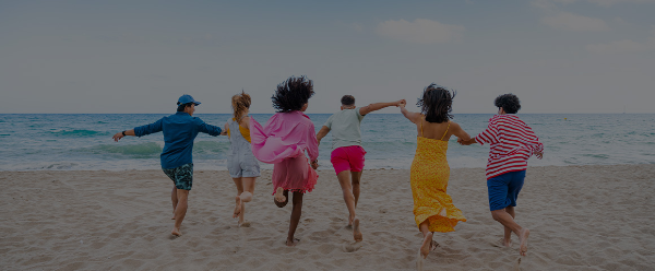 알트태그-바닷가에서 신난 사람들