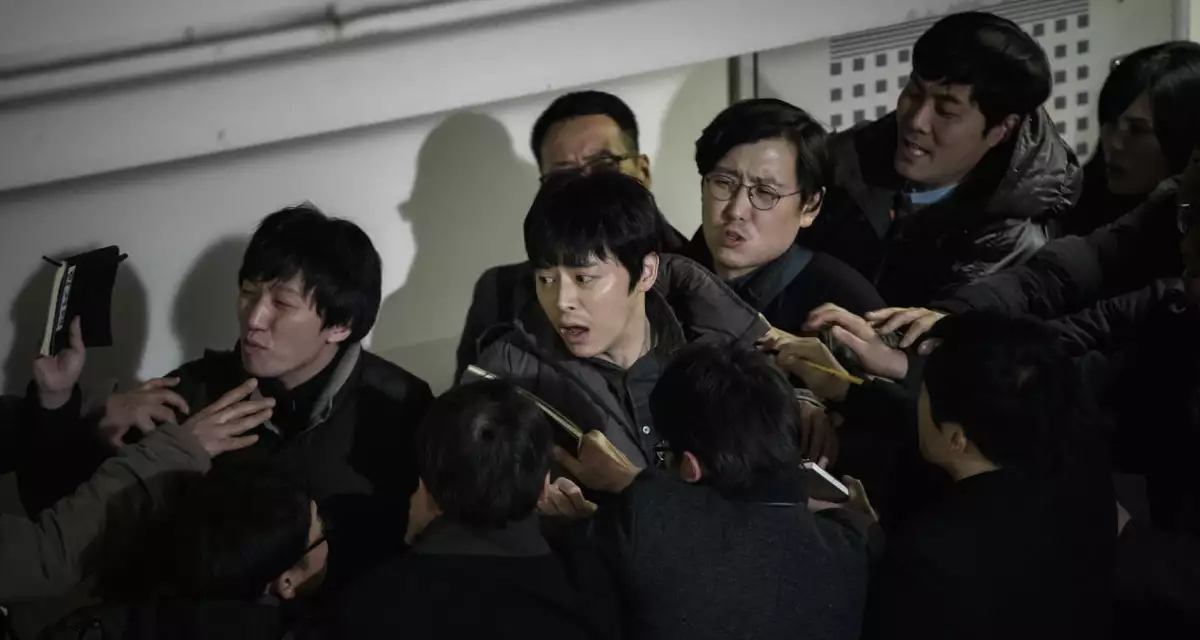 범인의 정체를 아는 무혁에 달려드는 기자들