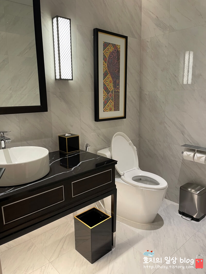 신돈 켐핀스키 그랜드 이그제큐티브 스위트룸 거실 화장실