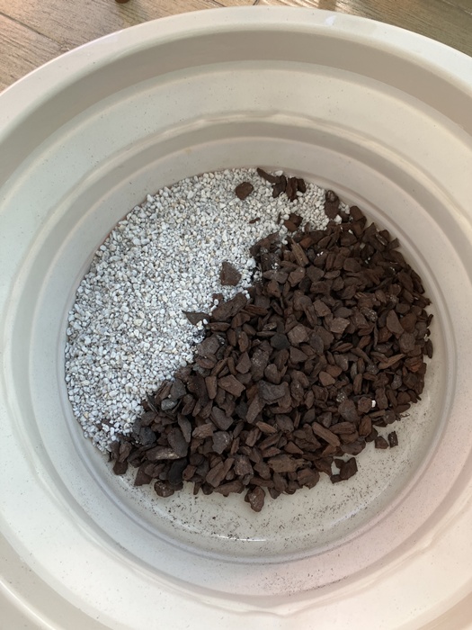 펄라이트와 바크 혼합한 흙 배합 준비