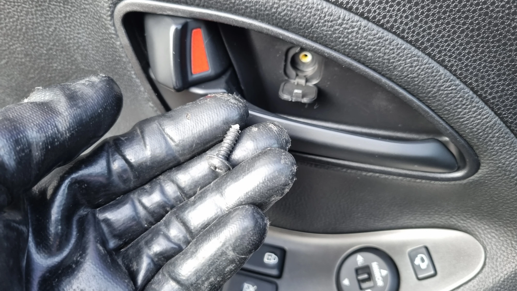 손잡이 커버 고정 볼트