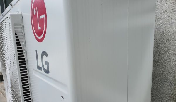 야외에-설치되어있는-에어컨-실외기