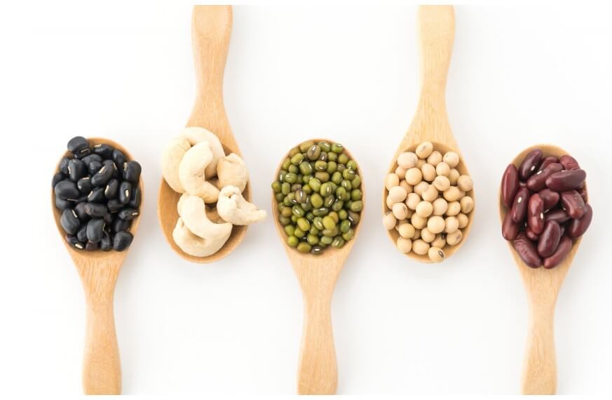 숟가락으로 콩을 떠는 모습