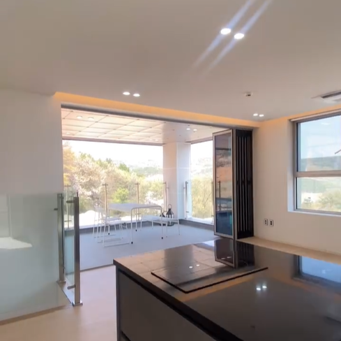 바베큐 굽는 테라스&amp;#44; 보조주방이 같이 있는 3층