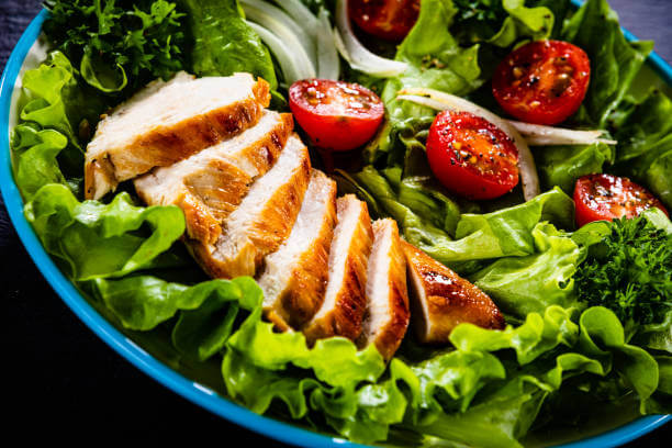 치킨샐러드 &amp; 말바지아(Malvasia) 와인 페어링｜산뜻한 풍미 위에 감미로운 꽃과 과실의 균형