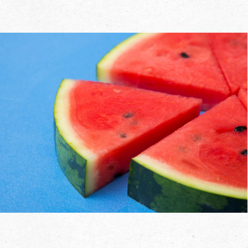 커팅 전 흐르는 물로 수박 껍질 세척하는 손 위생