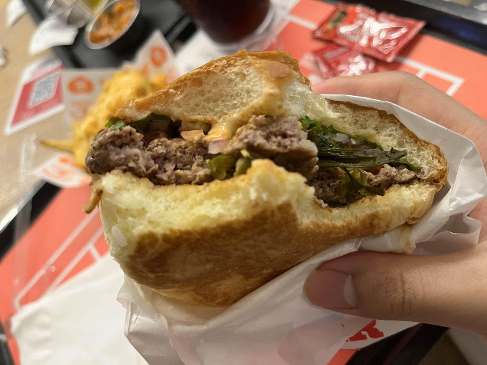 폴트버거(단품&amp;#44; 9&amp;#44;800원)&amp;#44; 맛은 존마탱이지만 가격 아주 사악..ㅋㅋㅋ 2