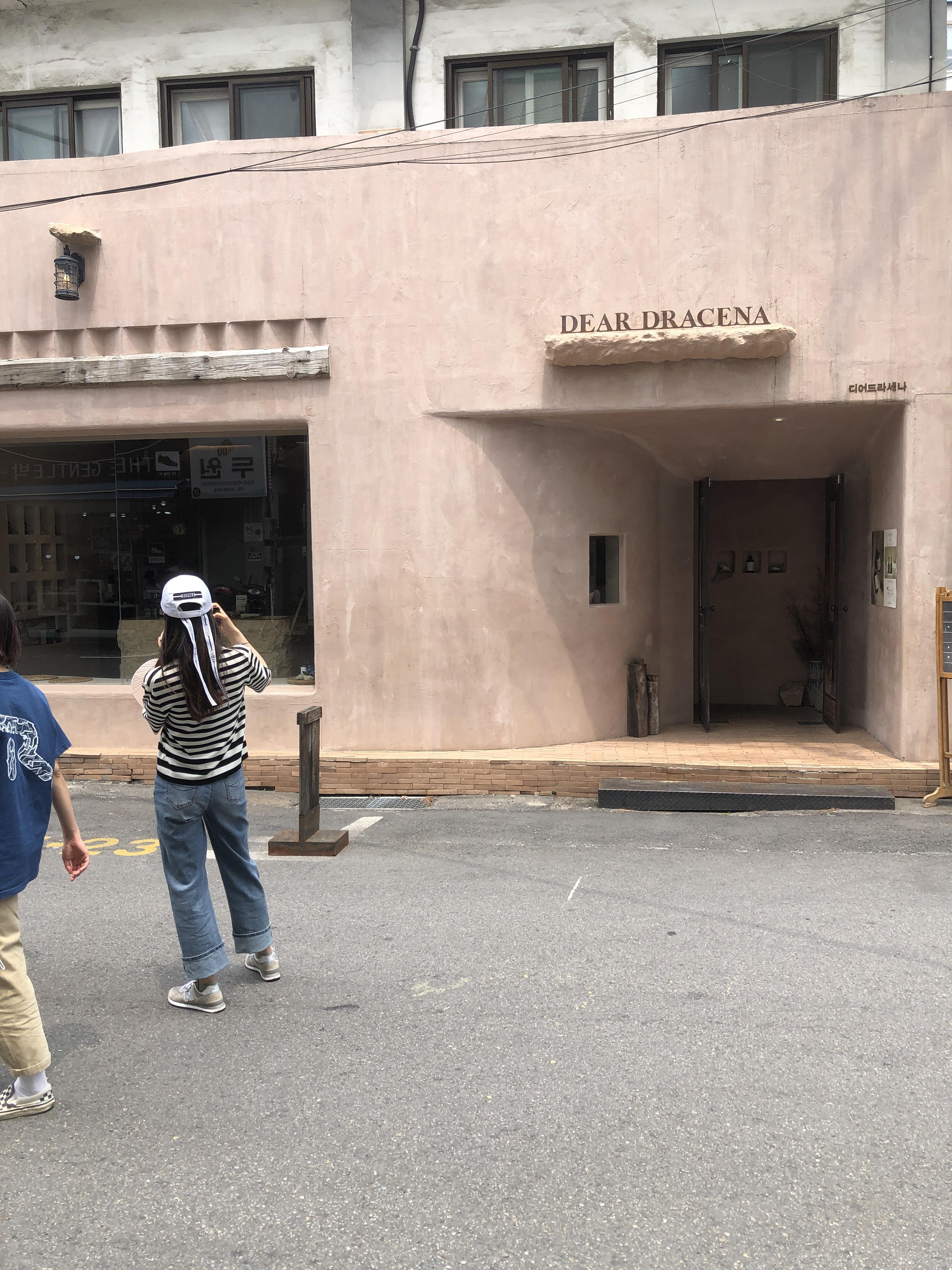 성수역 4번 출구 '연무장길' 산책: 중국 MZ 세대도 반한 성수동 레트로 감성