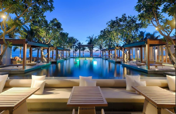 나만-리트리트-리조트-야외-우거진-나무-아래-인피니티풀-수영장-주변에-벤치-소파