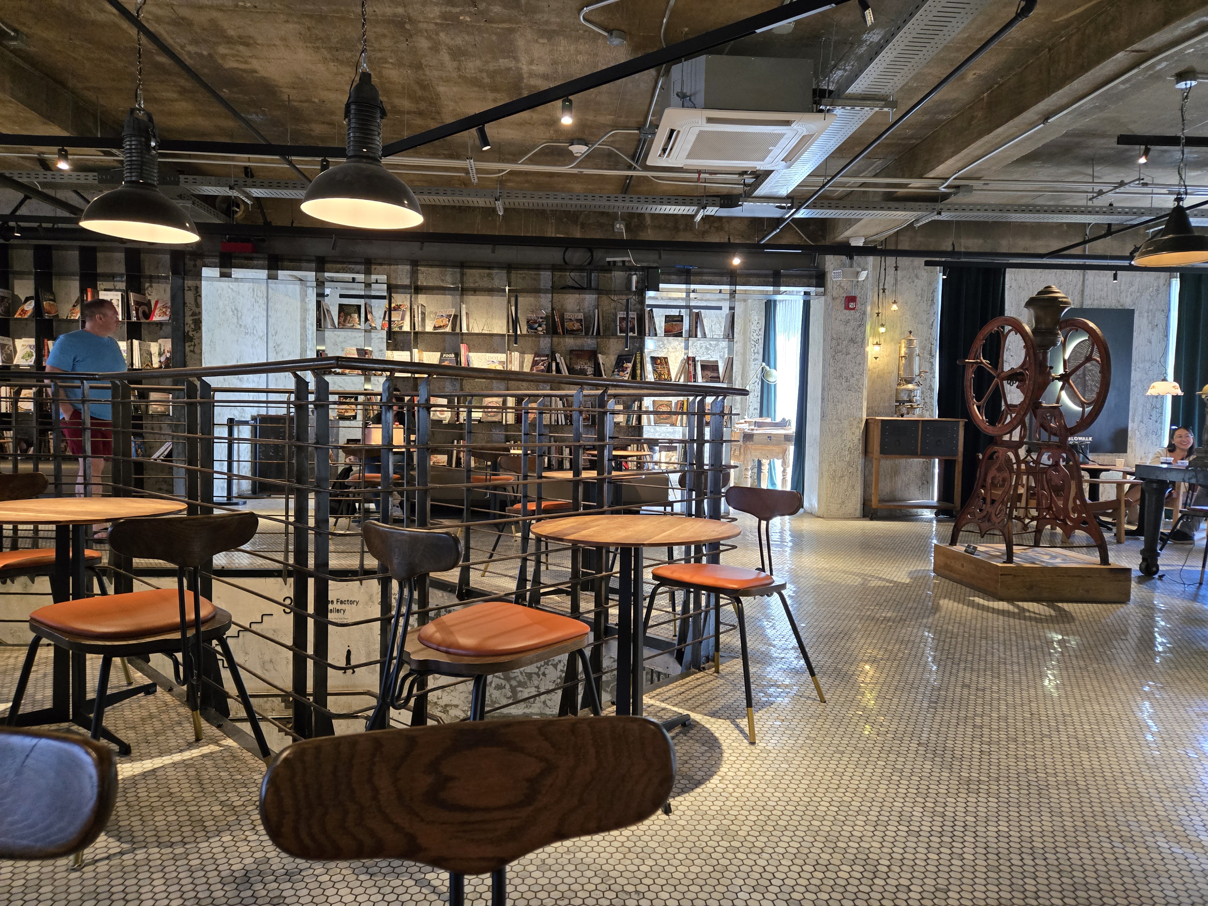 괌 커피맛집 슬로워크 카페 분위기