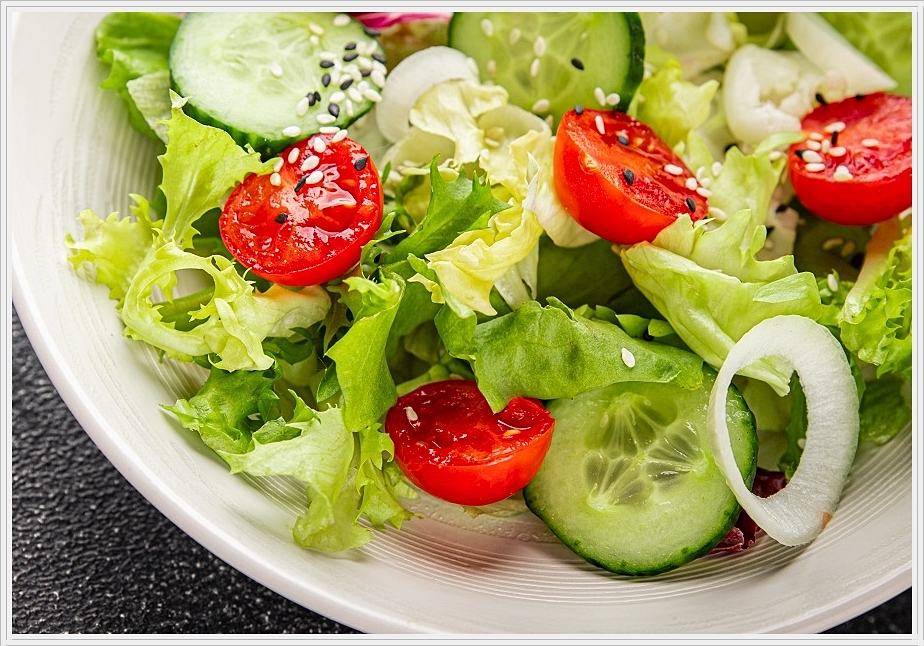 넓은 대접에 담긴 야채 샐러드.