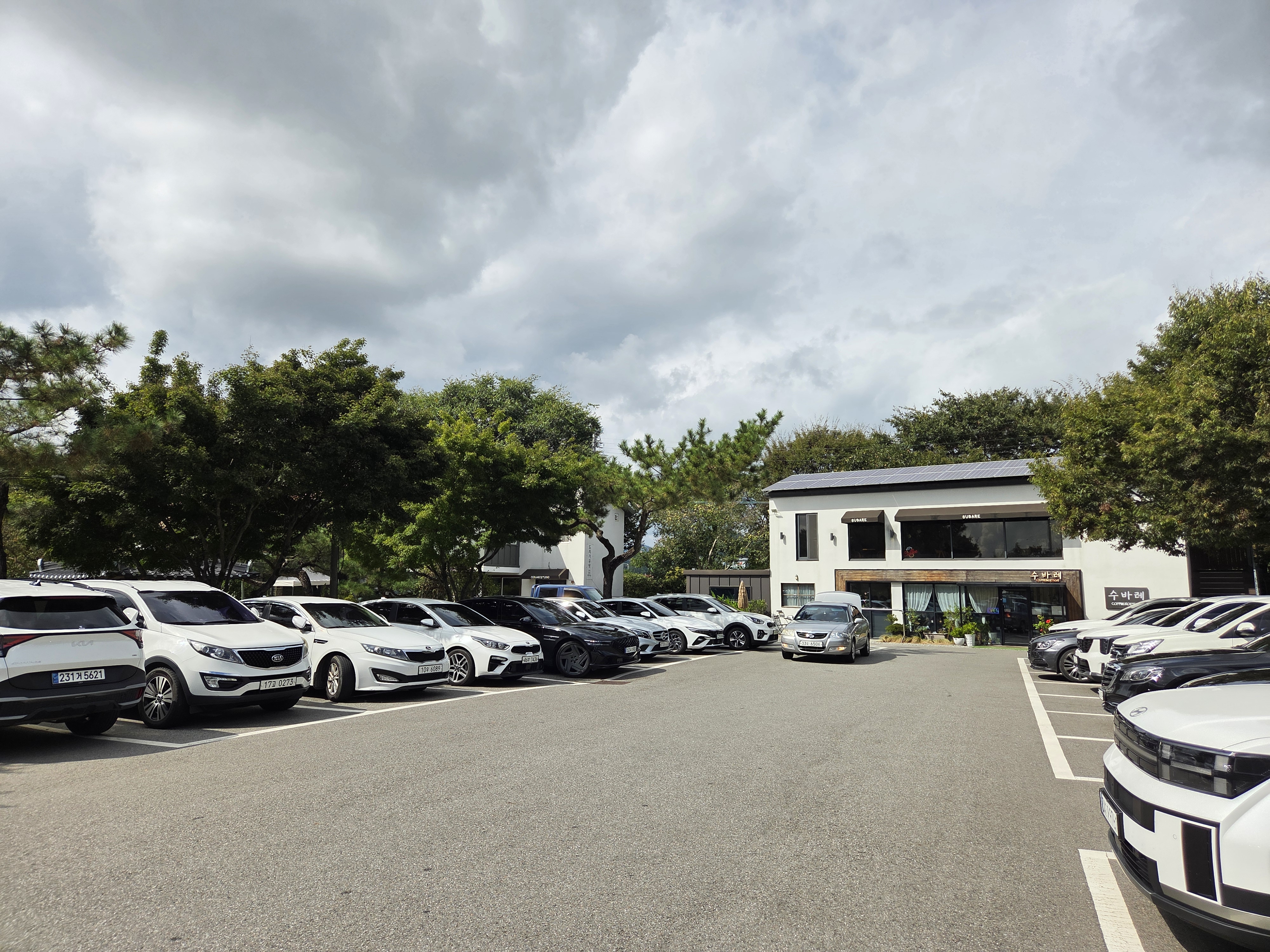담양 떡갈비 맛집 황금소나무 한정식 주차장 넓은 전용 주차 공간과 건물 외관 전경