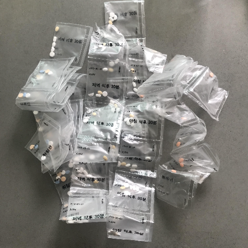 공황장애와 우울증 치료를 위해 처방된 항우울제 및 항불안제 복약 패키지 &ndash; 복용 시간별로 정리된 약 봉투들