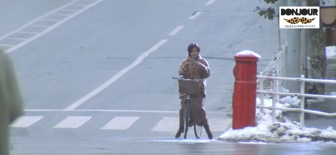 이츠키가 우체통에 편지를 넣는 장면