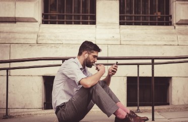 눈 건강 문제&rsquo;? 나이 탓 아닌 스마트폰 시대의 눈 피로병&hellip; 만성침침증후군