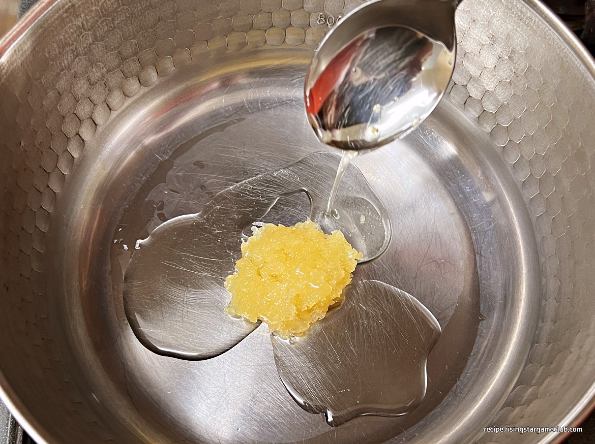 순두부 찌개에 들어갈 식용유를 두르는 사진