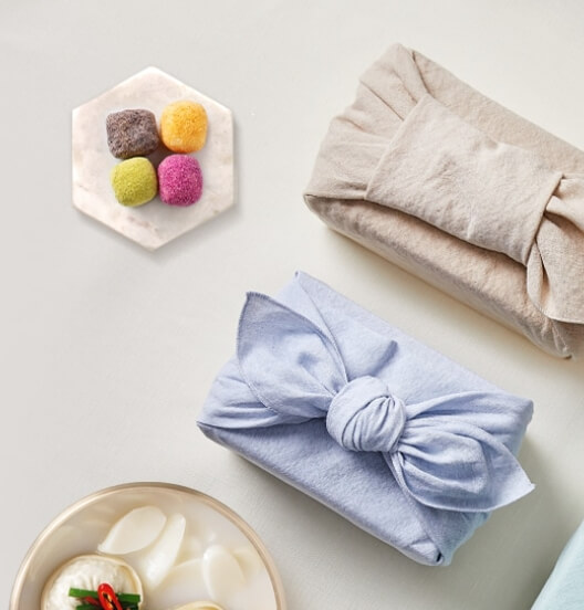 떡국과 떡&amp;#44; 포장된 선물상자