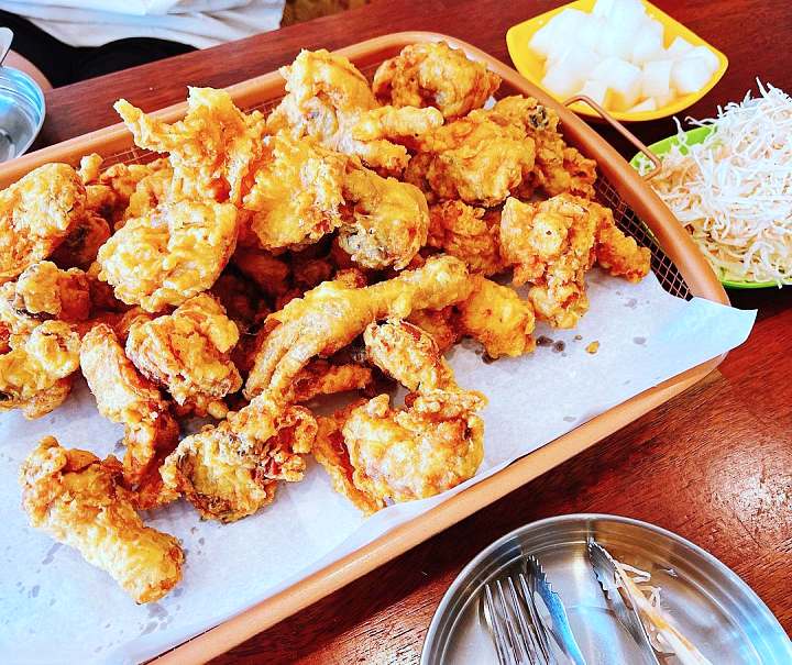 진심 가득 건강 담은 맛 광주 광산구 맛집 추천 생방송투데이 엄마가 손질하고 아들이 튀긴 시장 통닭 촌닭 치킨&#44; 육계 치킨 오늘방송 자족식당