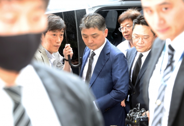 SM엔터테인먼트 시세조종 의혹을 받는 카카오 창업주 김범수 경영쇄신위원장이 지난 22일 오후 서울 양천구 서울남부지방법원에서 열리는 구속 전 피의자 심문(영장실질심사)에 출석하고 있다.