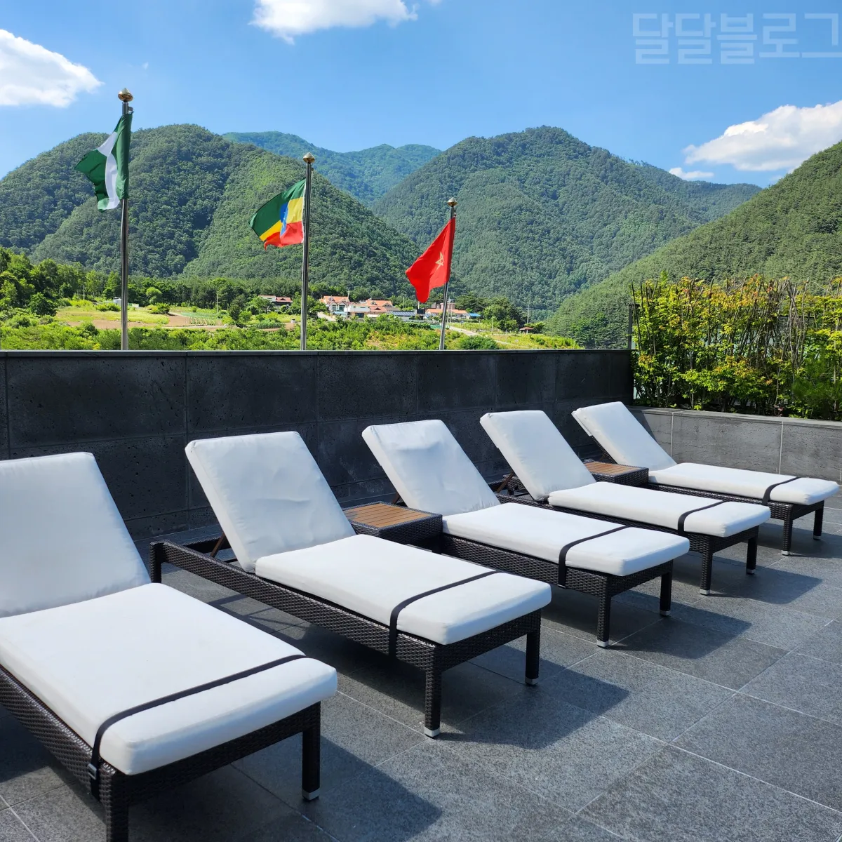 정선-파크로쉬-수영장-선베드