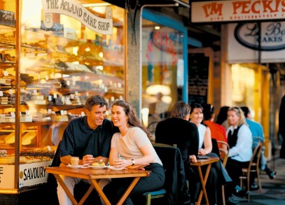 카페에서의 커플 사진