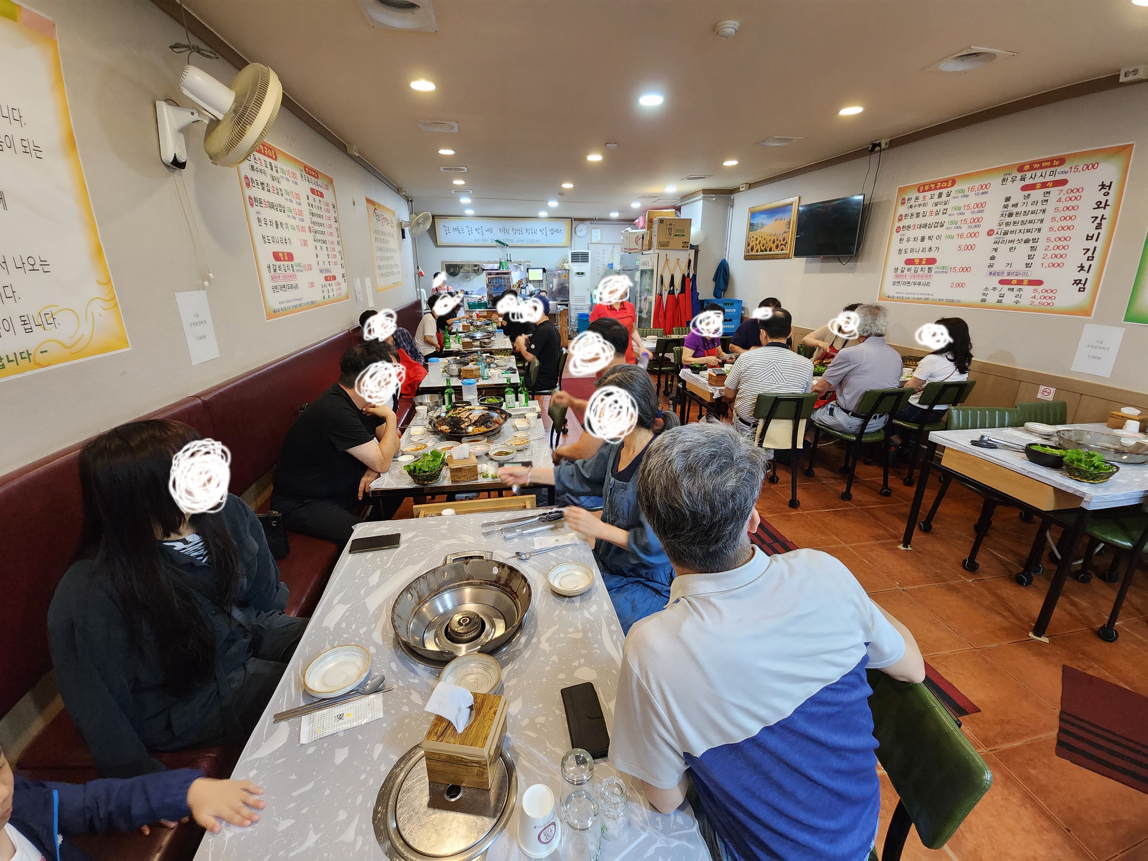 청와 갈비 김치찜 내부모습