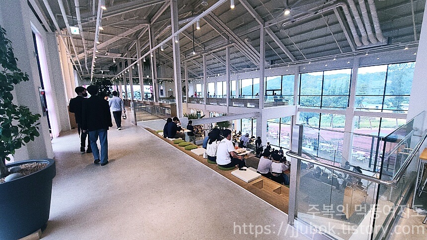 핀스커피-2층-분위기