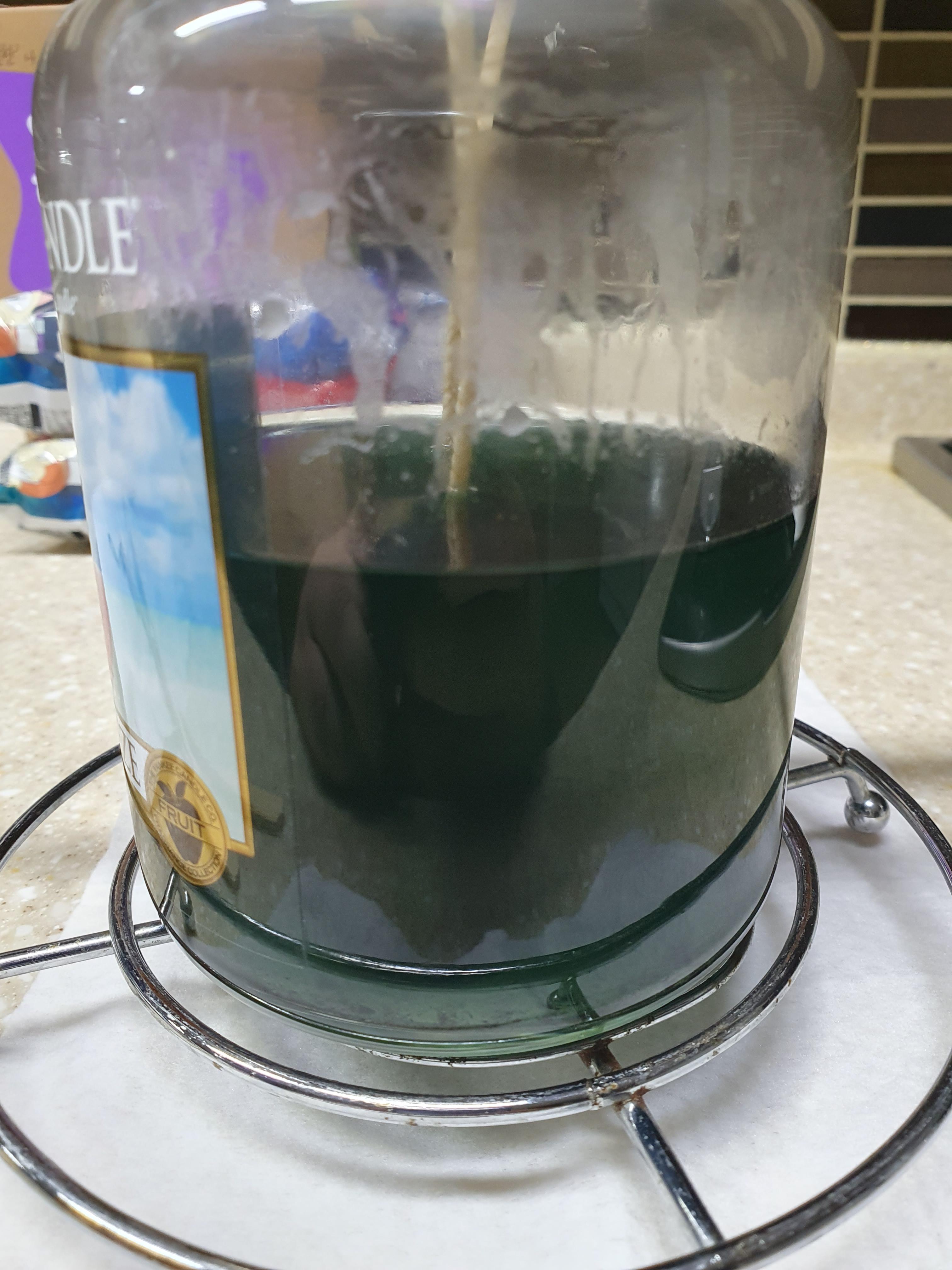 초 심지를 2개를 박으면, 절대로 터널링이 안생기고 초가 아주 골고루 잘탐!!