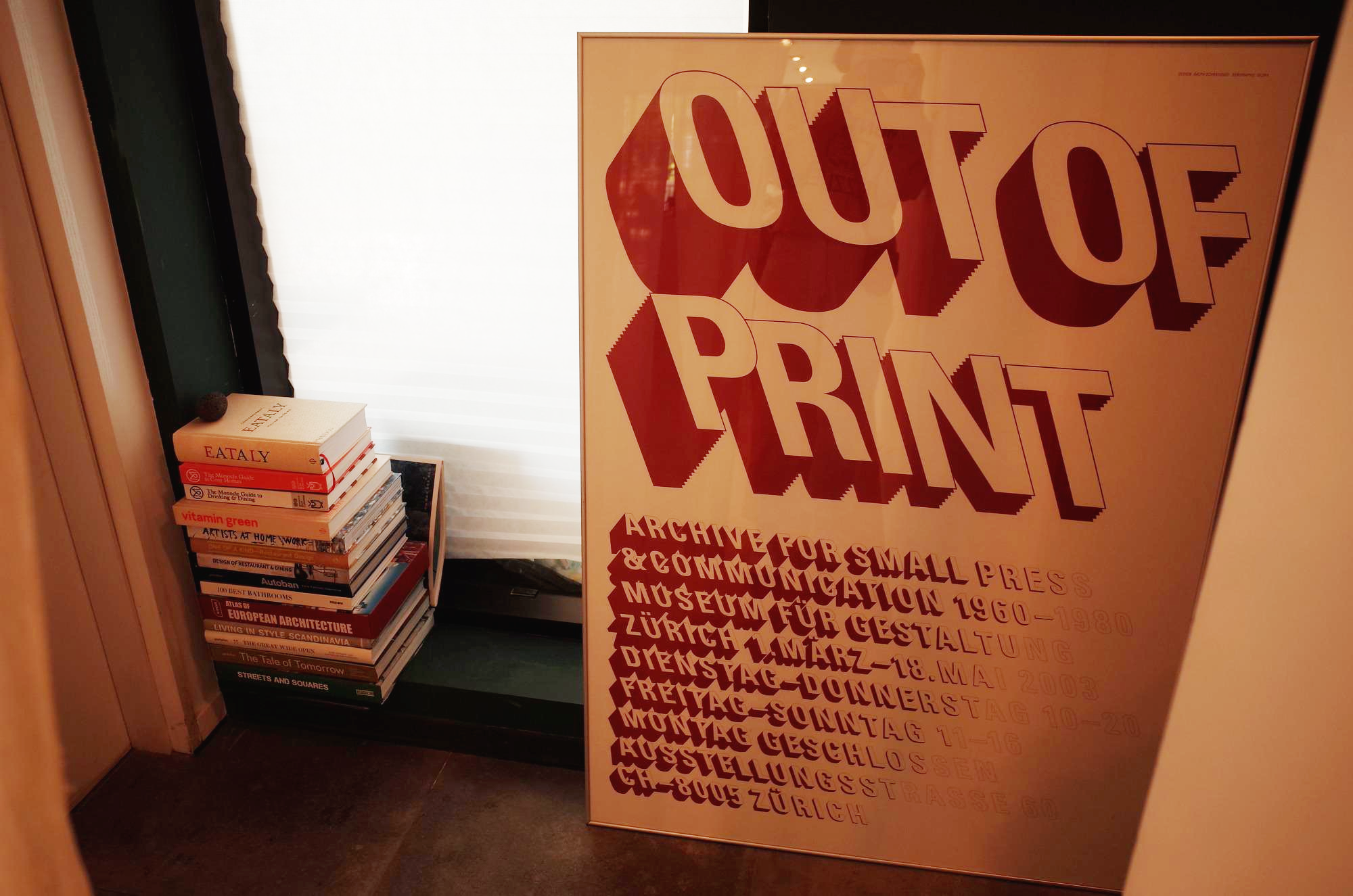 스위츠커피바_바닥에_세워져있는_대형_액자와_쌓인_책들