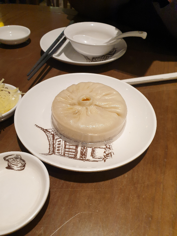 만두와 빨대가 따로 나온다. 만두 중앙에 빨대를 꽂아 육즙을 먹으면 된다.