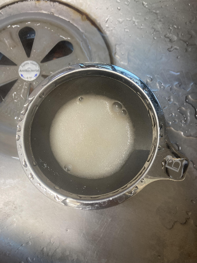 뜨거운 물 붓기