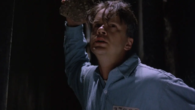 돌을-들고-있는-팀-로빈스