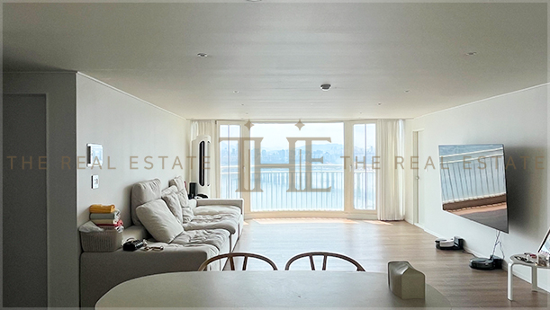 한강뷰 보이는 로열층 거실