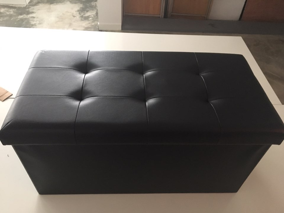 검정 가죽 상판을 덮은 조립 완료된 BLMG 블루밍홈 접이식 수납스툴의자