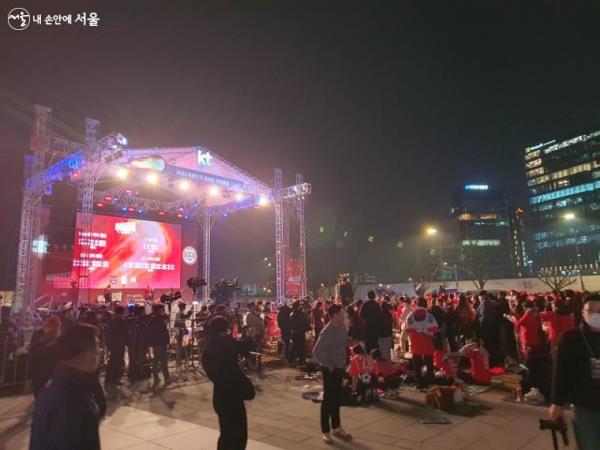 특설무대 앞에 모여드는 시민들 ⓒ김진흥
