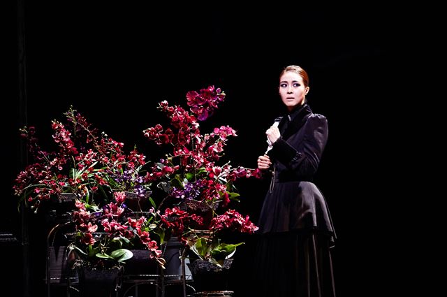 댄버스 부인을 소환해 레베카의 죽음에 관해 물음