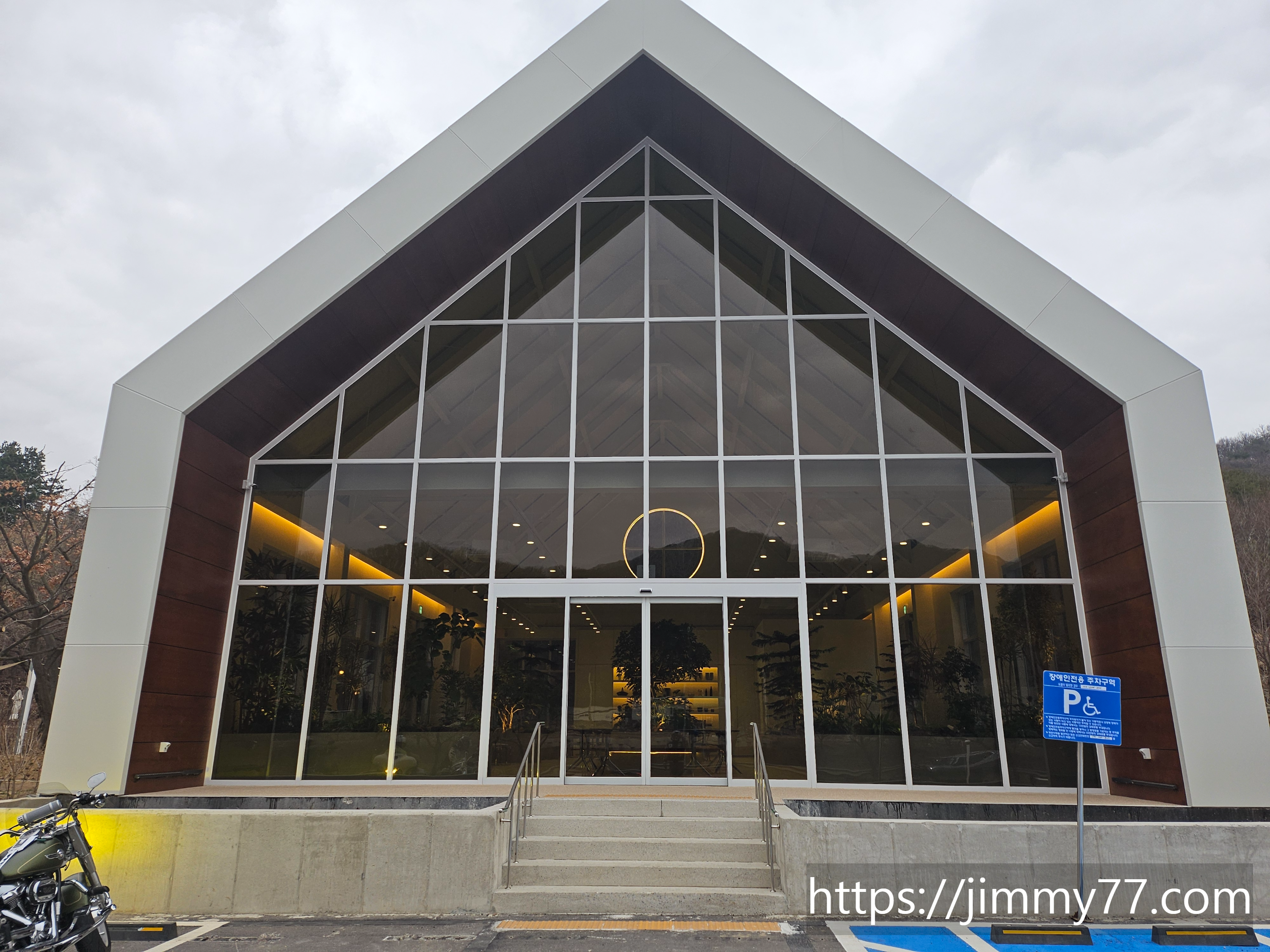 필무드 별관 외부