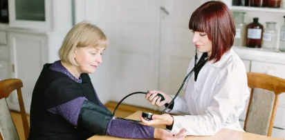 혈압 체크 중인 여성