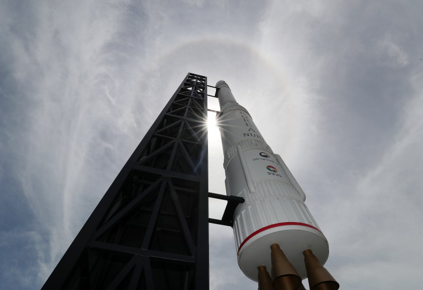 경남 창원 의창구 경남도청 정문에 설치된 국산 우주발사체 '누리호' 모형.