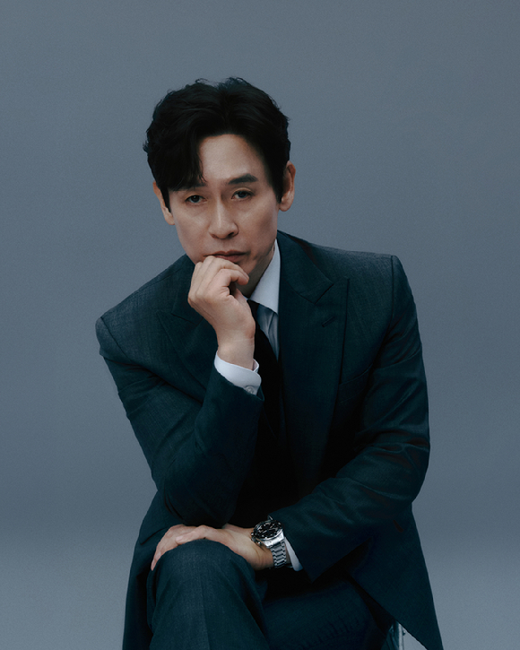 배우 설경구가 넷플릭스 시리즈 '돌풍' 인터뷰에 앞서 포즈를 취하고 있다. [사진=넷플릭스]