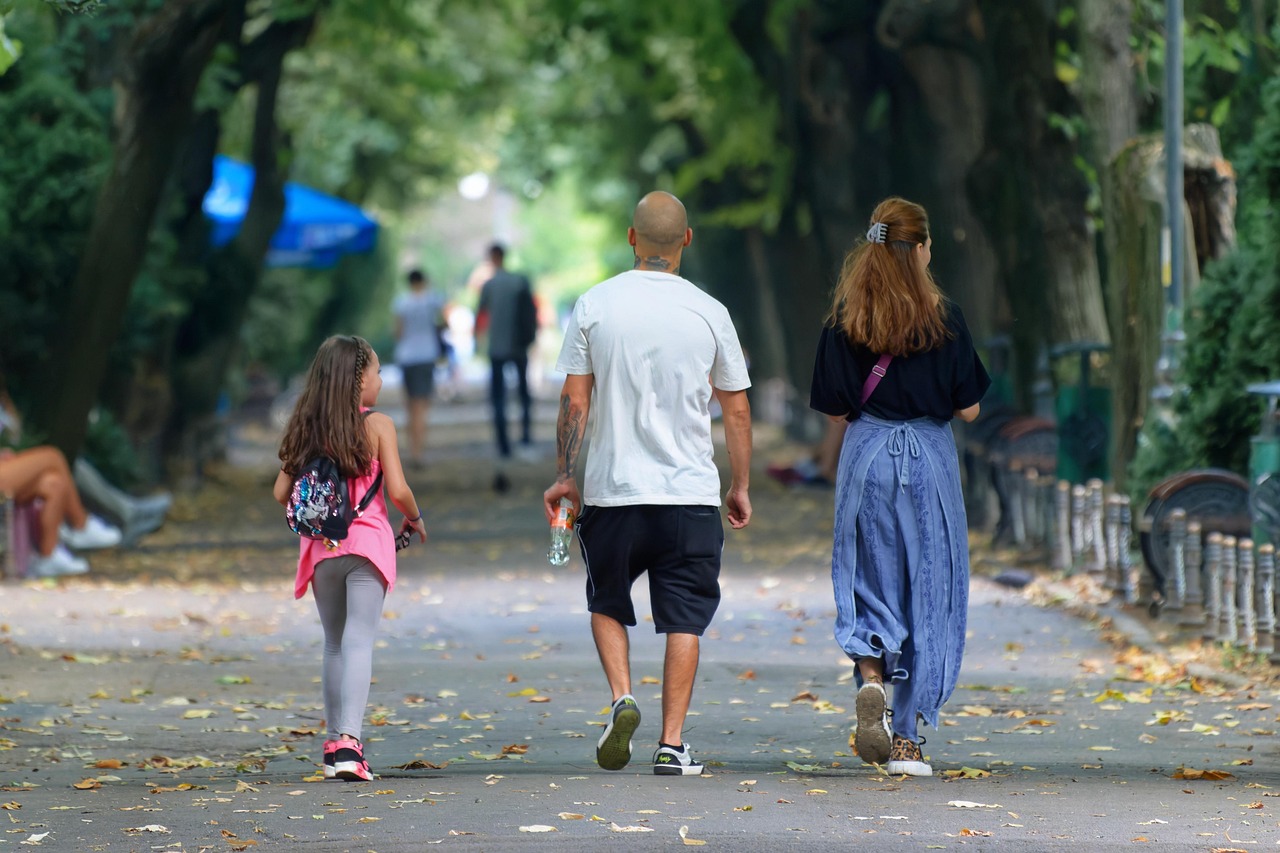 울창한 숲길을 걷는 가족 관련 사진