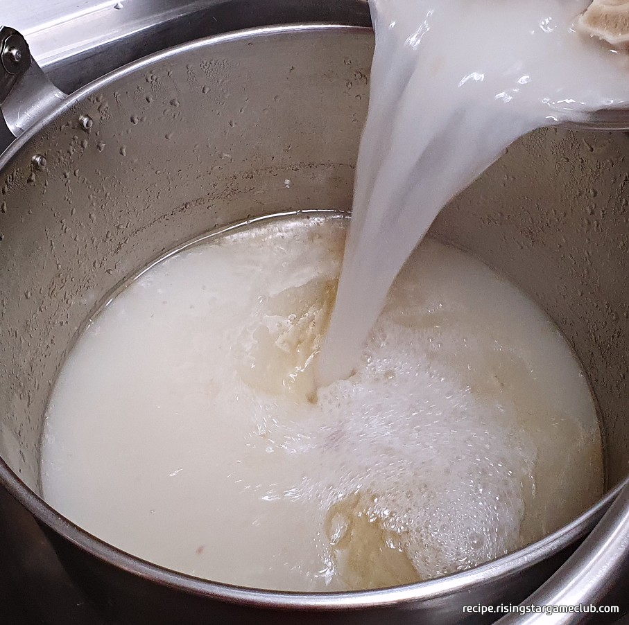 우려낸 사골 육수를 한 곳에 따라 모으는 사진