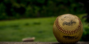 야구공 선반 위