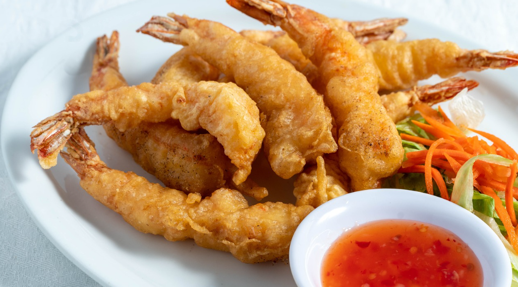 접시에 담긴 맛있는 새우튀김과 소스