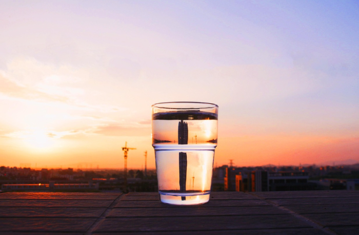 아침 공복 물 한잔 효과 혈관 건강 체중 관리 수분 섭취 건강 습관 이미지