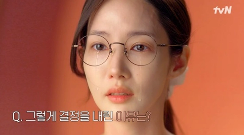 드라마 내 남편과 결혼해줘에서 눈물을 흘리고 있는 박민영
