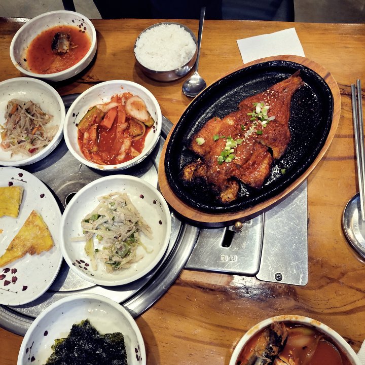 계란반찬 황태 밥 식당 반찬입니다