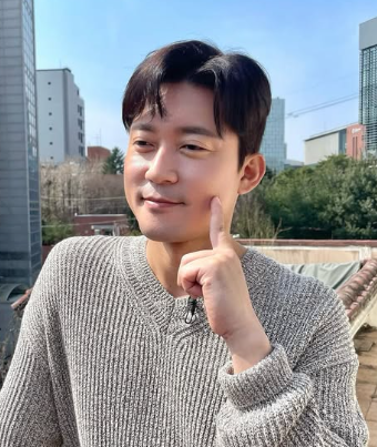 얼굴에 미소를 보이는 김대호 아나운서 사진