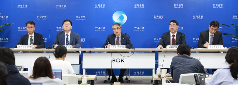 이종렬 한국은행 부총재보(가운데)가 26일 서울 중구 한국은행에서 열린 금융안정상황 설명회에서 발언하고 있다.